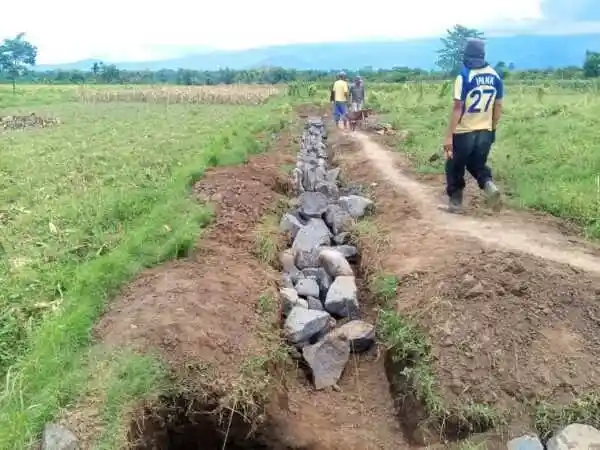 LSM JakPro Soroti Proyek Koperasi Merah Putih di Wonomerto: Tak Berpapan, APD Minim, dan Pondasi Diduga Menyimpang