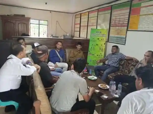 Ketika Ibu-Ibu, Pemuda, dan Sesepuh Bersatu: Momen Berharga di Balai Desa Ngepon