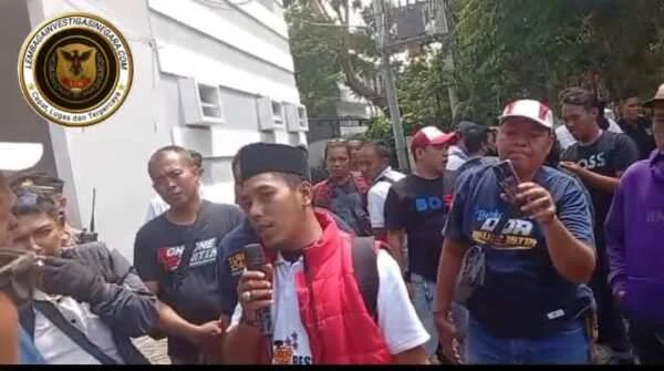 Puluhan Wartawan Surabaya Geruduk Kantor Satpol PP, Tuntut Keadilan