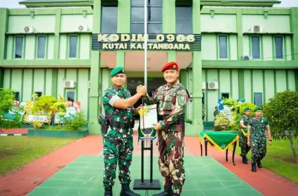 Kodim 0906/Kkr Gelar Apel Kehormatan Dan Tradisi Pedang Pora Lepas Letkol Czi Damai