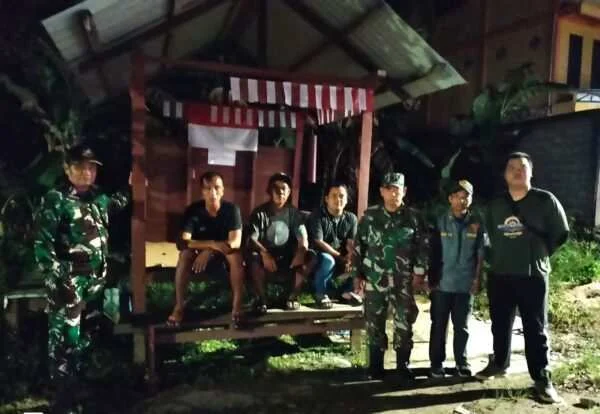 Pastikan Wilayah Binaan Aman, Babinsa Bersama Warga Lakukan Patroli Siskamling