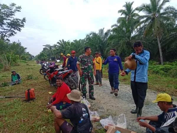 Semangat Kebersamaan Babinsa Bersama Masyarakat Lakukan Gotong Royong Wujudkan Lingkungan Yang Bersih Dan Sehat