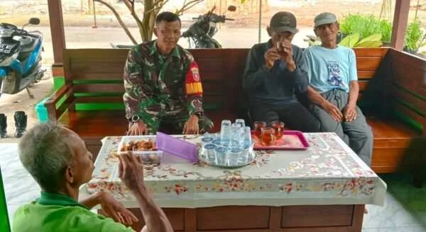Babinsa Jalin Silaturahmi dengan Warga Melalui Komsos