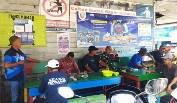 Babinsa Muara Muntai Ilir Pastikan Wilayah Binaan Aman, Lakukan Komsos di Warung Kopi
