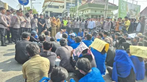 Ultah Berujung Prank, Jabatan Ketua DPRD Probolinggo Dipertanyakan