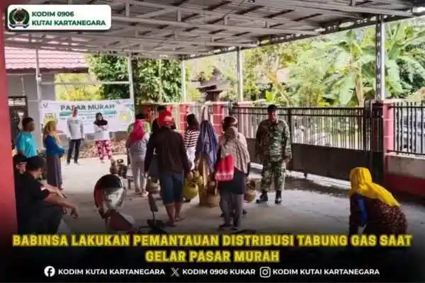 Babinsa Lakukan Pemantauan Distribusi Tabung Gas Saat Gelar Pasar Murah