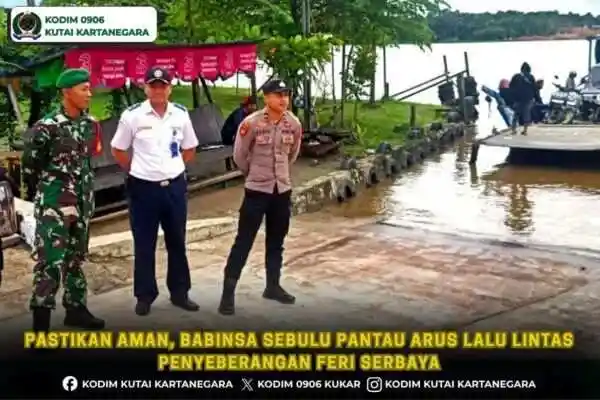 Pastikan Aman, Babinsa Sebulu Pantau Arus Lalu Lintas Penyeberangan Feri Serbaya