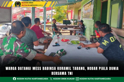 Jaga Kamtibmas Tetap Kondusif, Babinsa Dampingi Warga Nobar Piala Dunia