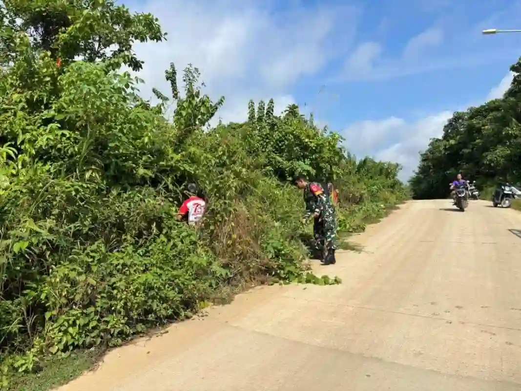 Wujudkan Lingkungan Sehat, Babinsa dan Warga Kompak Gelar Gotong Royong