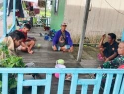 Bangun Keakraban Lewat Komsos, Babinsa Sambangi Warga Yang Ada Di Wilayah Binaan