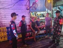 Wujudkan Lingkungan Yang Aman, Babinsa Bersama Warga Lakukan Siskamling