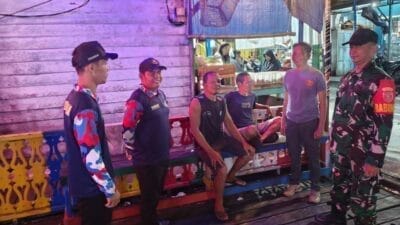 Wujudkan Lingkungan Yang Aman, Babinsa Bersama Warga Lakukan Siskamling