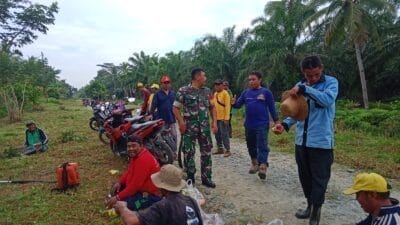 Semangat Kebersamaan Babinsa Bersama Masyarakat Lakukan Gotong Royong Wujudkan Lingkungan Yang Bersih Dan Sehat