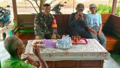 Babinsa Jalin Silaturahmi dengan Warga Melalui Komsos
