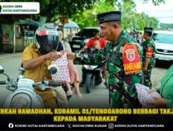 Berkah Ramadhan, Koramil 01/Tenggarong Berbagi Takjil kepada Masyarakat