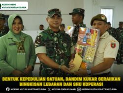 Bentuk Kepedulian Satuan, Dandim Kukar Serahkan Bingkisan Lebaran dan SHU Koperasi