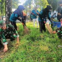 Serentak, Babinsa Kodim Bojonegoro Ikuti Kerja Bakti Pembersihan Lingkungan