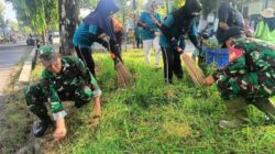 Serentak, Babinsa Kodim Bojonegoro Ikuti Kerja Bakti Pembersihan Lingkungan