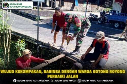 Wujud Kekompakan, Babinsa dengan Warga Gotong Royong Perbaiki Jalan