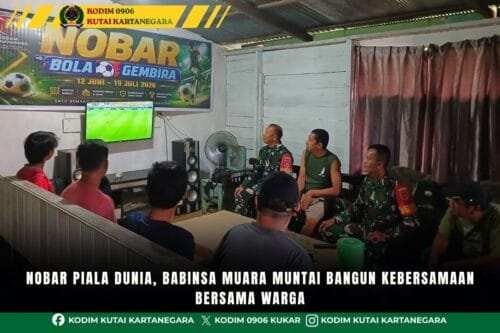 Nobar Piala Dunia, Babinsa Muara Muntai Bangun Kebersamaan Bersama Warga