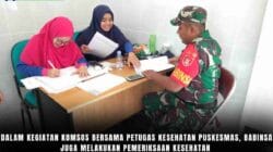 Dalam kegiatan komsos bersama petugas kesehatan Puskesmas, Babinsa juga melakukan pemeriksaan kesehatan