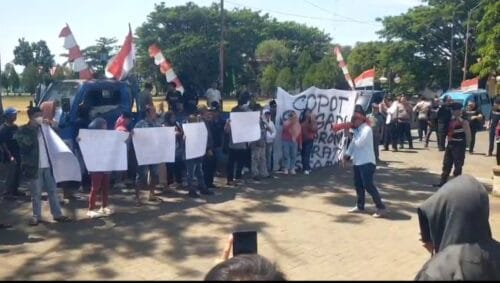 Warga Konarom Barat Desak Bupati Copot Sangadi, Dugaan Perselingkuhan Jadi Sorotan