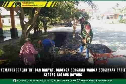 Kemanunggalan TNI dan Rakyat, Babinsa Bersama Warga Bersihkan Parit Secara Gotong Royong